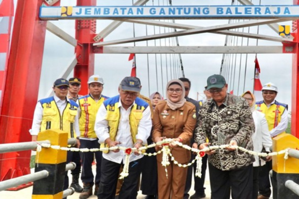 Tingkatkan Konektivitas Antar Desa di Subang dan Indramayu, Menteri Basuki Resmikan Jembatan Gantung Baleraja